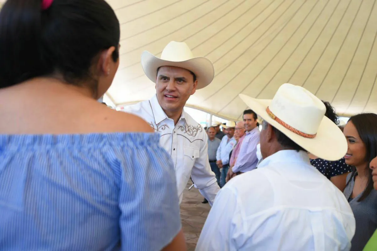 El expolítico es señalado de proteger a grupos delictivos / FB: @robertosandovalc