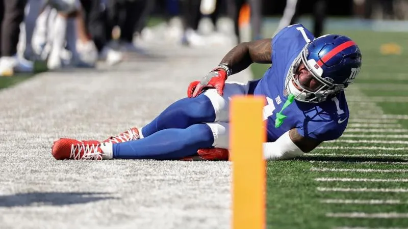 El jugador de los Giants tuvo que salir en camilla | AP