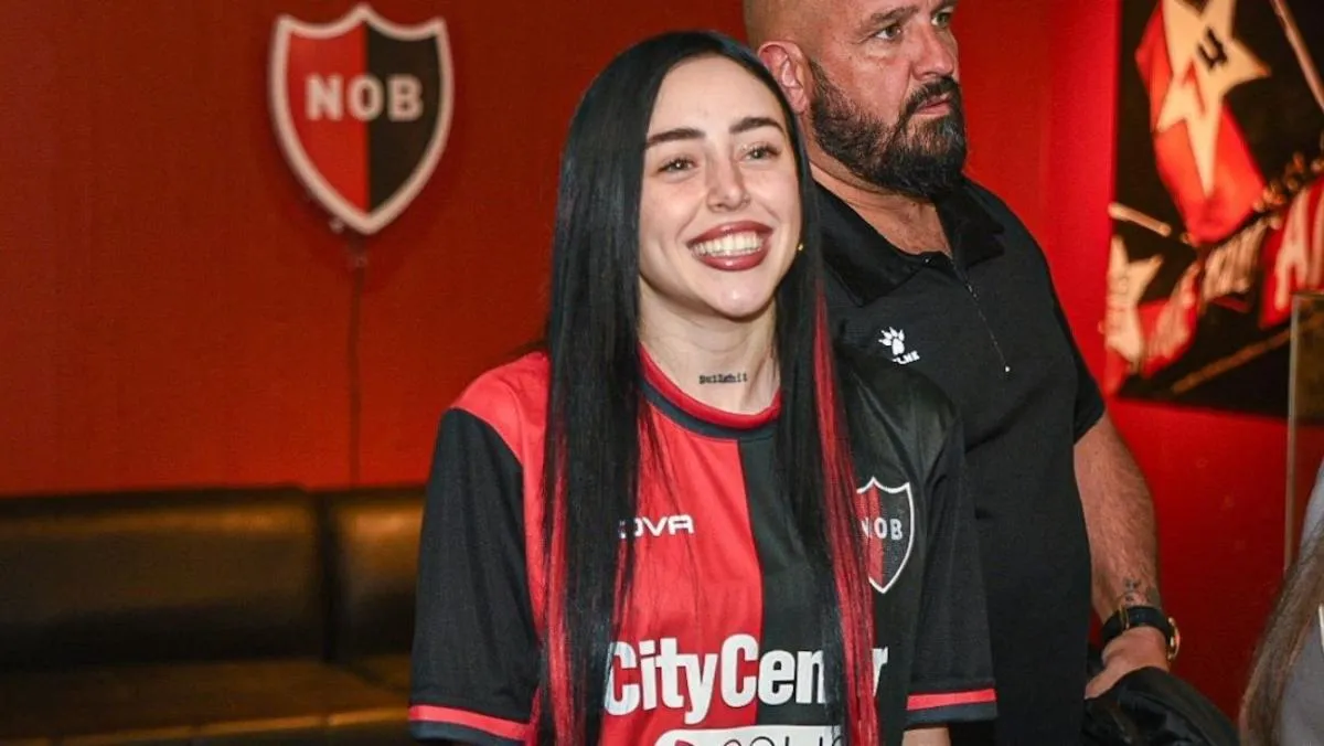 Nicki Nicole con la playera de Newell's | AP