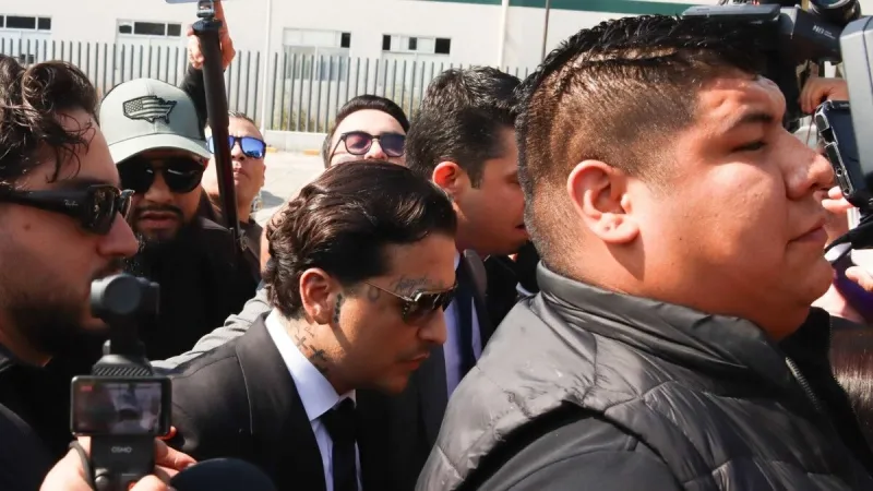 La seguridad del cantante le abrió paso para llegar ante el juez / Redes Sociales