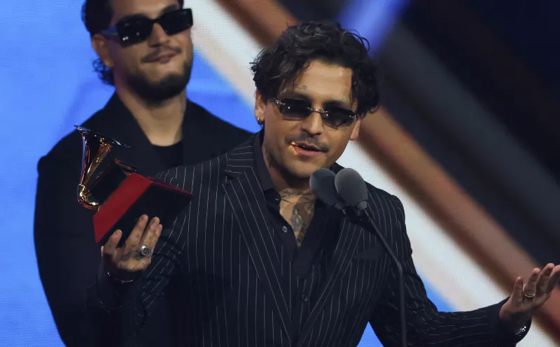 Christian Nodal agradeció a medio mundo, menos a su esposa / Grosby Group