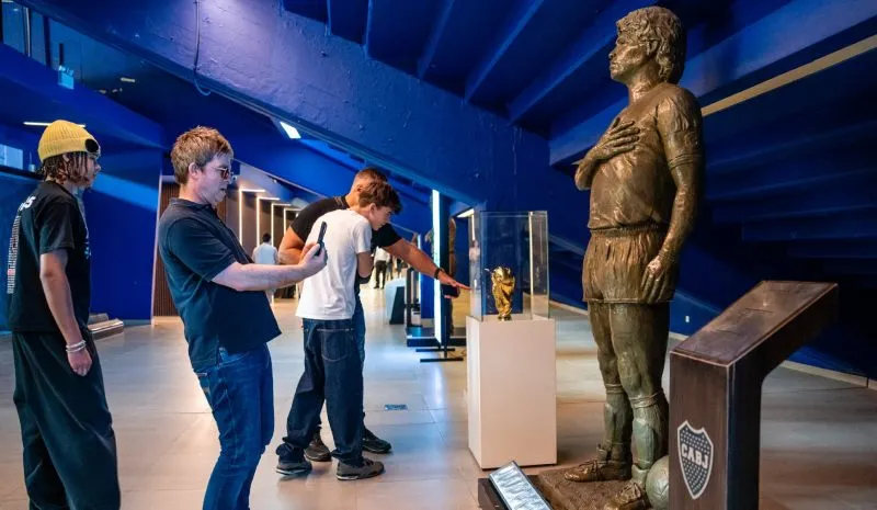 Noel Gallagher toma fotos a estatua de Maradona