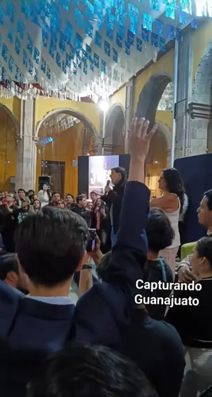 El senador fue encarado por algunos estudiantes / Redes Sociales