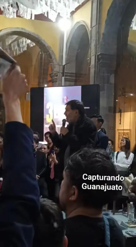 El senador dijo a los presentes que no aguantan la critica / Redes Sociales