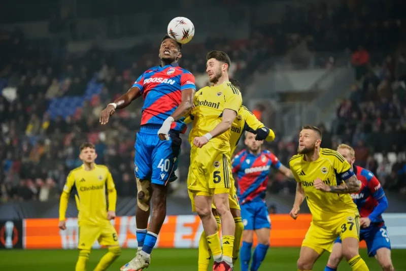 Viktoria Plzen y Fenerbahçe empataron 0-0 | AP