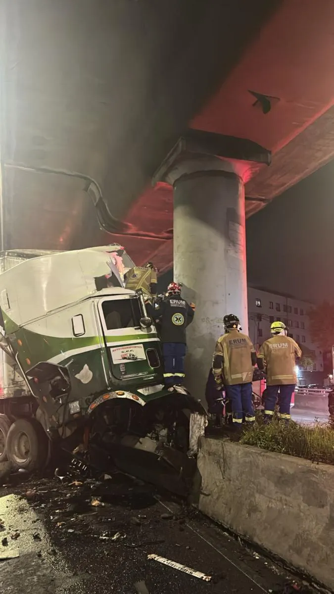 El conductor del tráiler murió al instante tras el choque / Redes Sociales