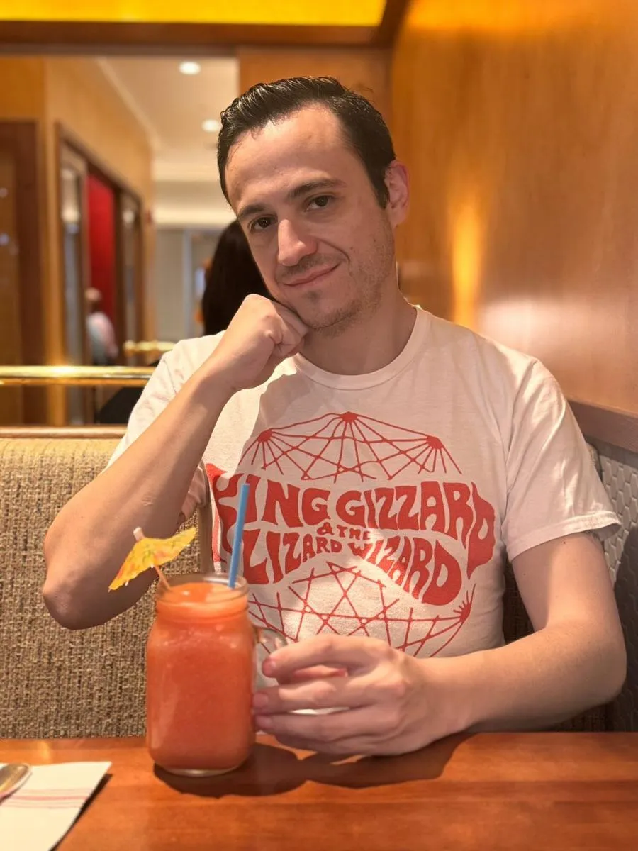 Ya curado de adicciones, busca contar, con humor, sus experiencias / FB: @richiesgenial1