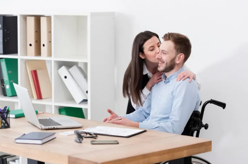 La encuesta indica que los mayores de 35 años se enamoran más / FREEPIK