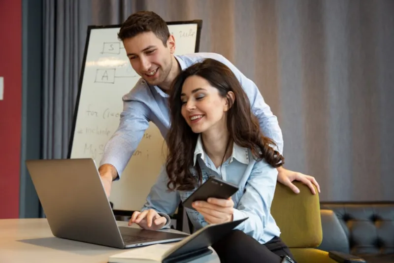 Las relaciones muchas veces no se hacen públicas por miedo / FREEPIK