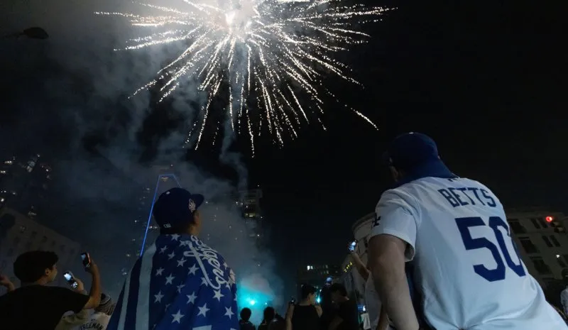 Aficionados de Dodgers celebran