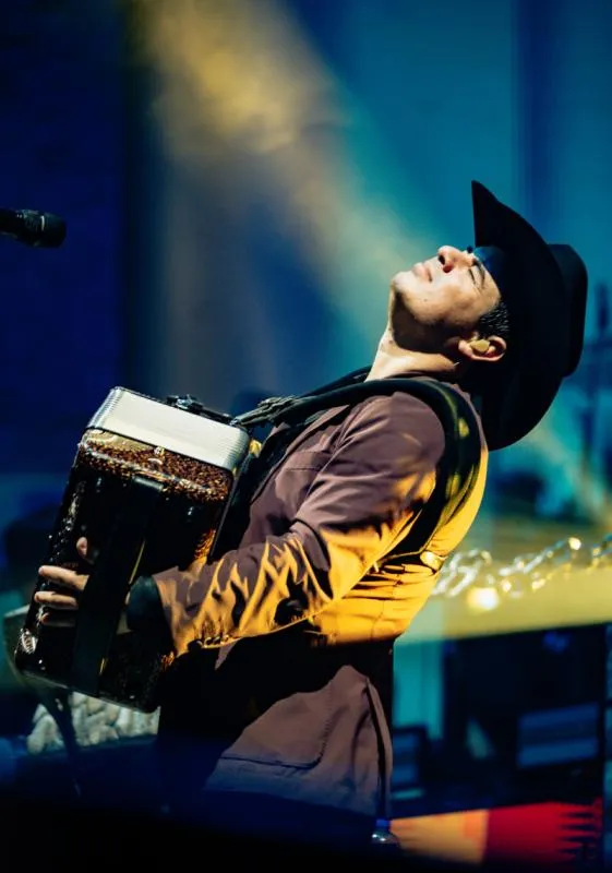 Alfredo Olivas continúa con sus presentaciones sin problema alguno / FB: @AlfredoOlivasMusica