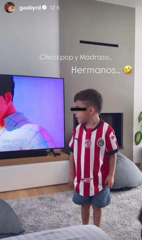Hijo de Pineda con playera de Chivas