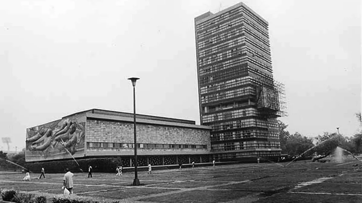 En plana construcción de CU, se descubrió un platillo volador / Redes Sociales