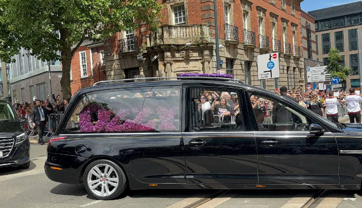 En esa carroza iba el féretro con el cuerpo de Ozzy/X