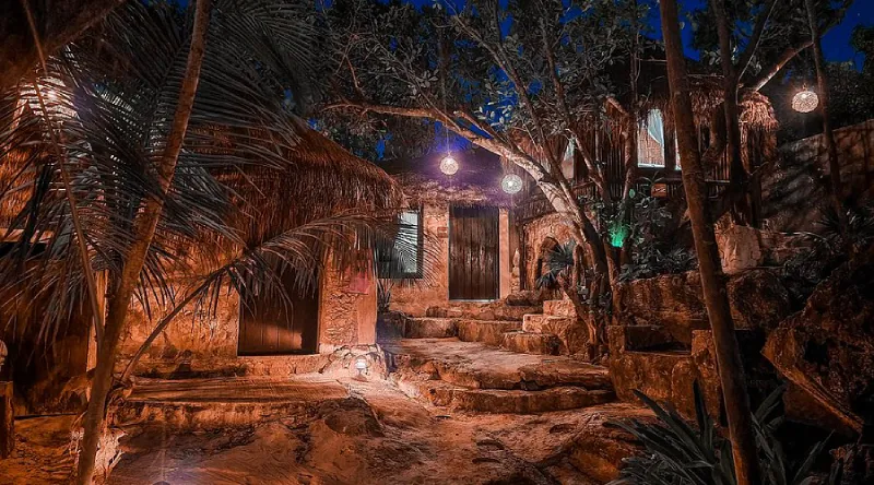 El hotel tiene sellos de Profeco pero sigue operando / FB: @rpalazuelosb