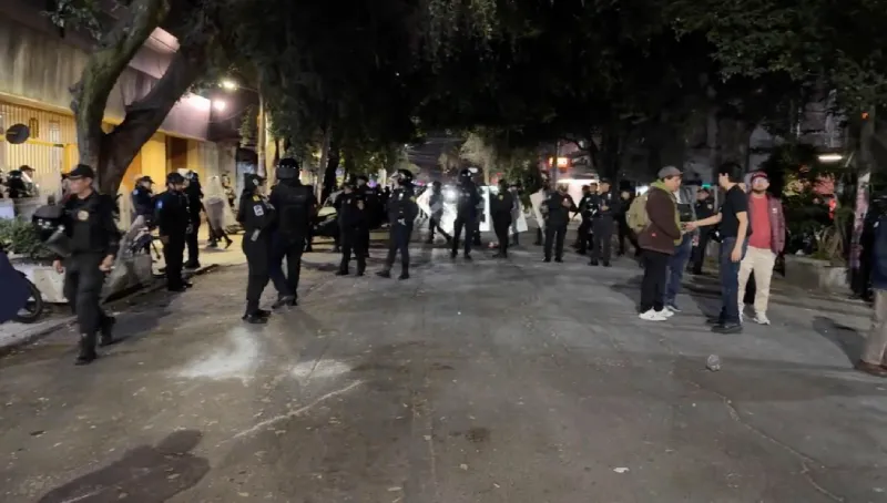 La policía de la CDMX llegó para retirar a los manifestantes / Redes Sociales