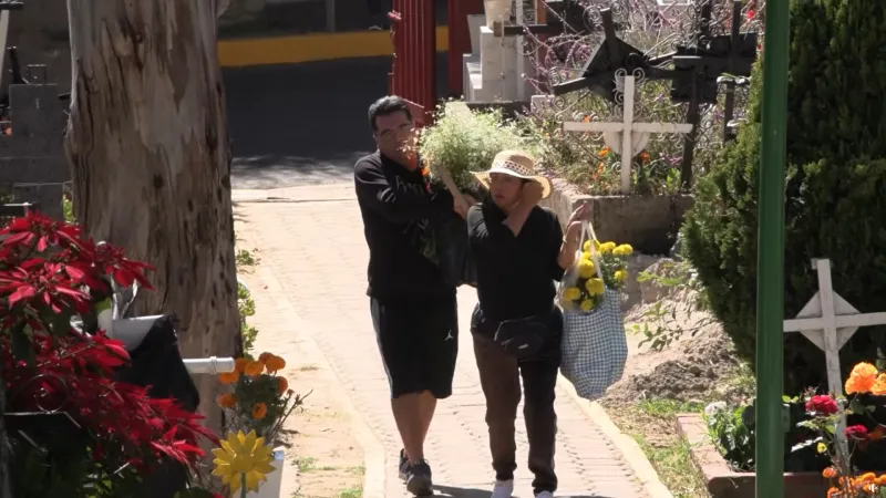 Hoy los vivos conviven con sus difuntos en todos los panteones / Redes Sociales