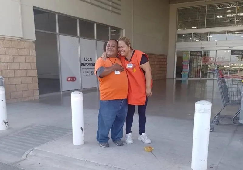 Papayita, dicen, era maltratado por sus compañeros de la tienda HEB / Redes Sociales