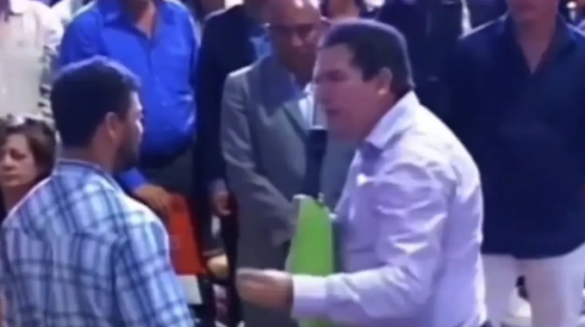 El nombre de Dios, pastor le pide que done su terreno por orden divina / Redes Sociales