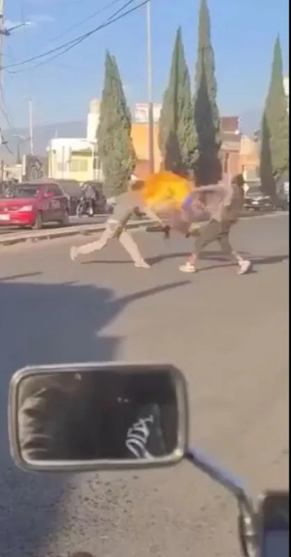 La batalla urbana quedó grabada y se hizo viral / Redes Sociales