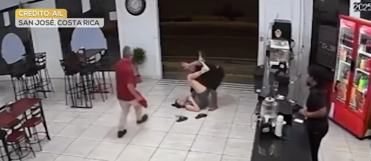 La mujer aplicó una llave al sujeto que le quizo robar su cartera / Redes Sociales