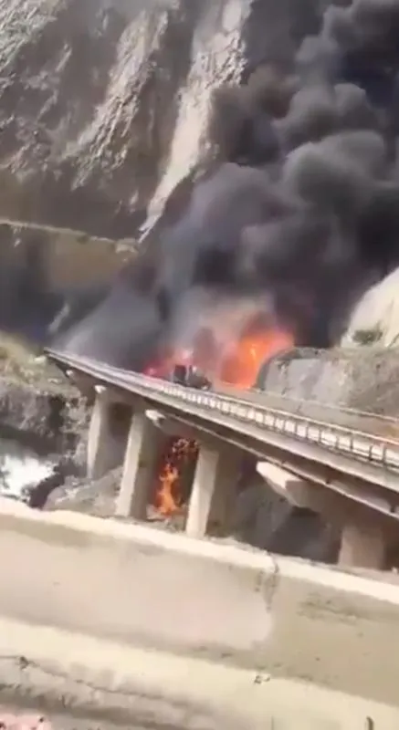 El autobús de peregrinos y la pipa chocaron de frente / Redes Sociales