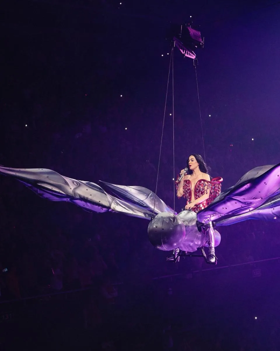 Katy Perry también sufrió un accidente al fallar el arnés de la mariposa gigante /FB: @katyperry