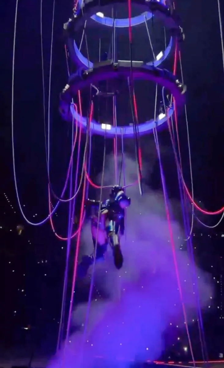 La cantante se electrocutó mientras volaba por los cielos / Redes Sociales