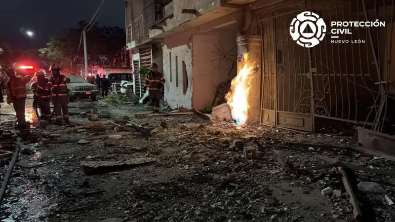 Los cuerpos de emergencia apagaron el fuego de la casa colapsada / Redes Sociales