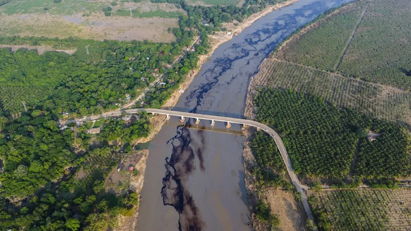 El río se ve completamente lleno de petróleo / Redes Sociales