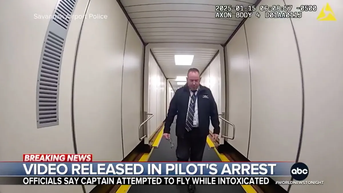 El piloto no pudo caminar en línea recta y fue arrestado / Redes Sociales