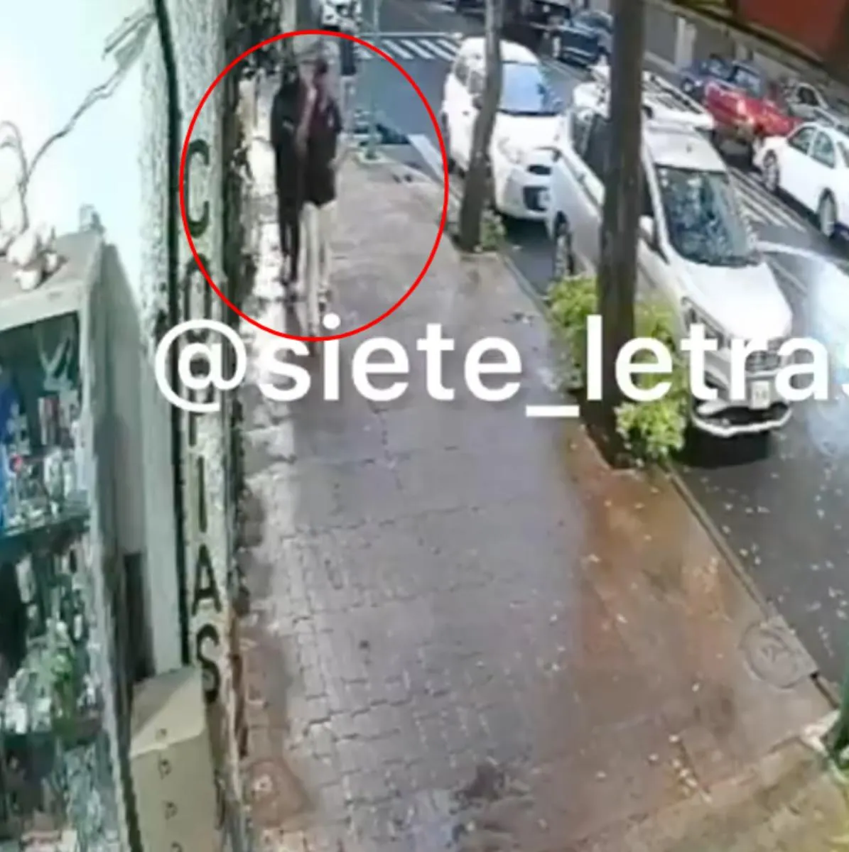 Una persona encapuchada ataca un nombre con una jeringa / X: @siete_letras