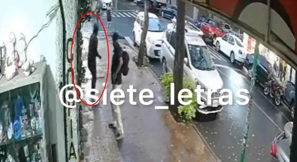 La persona sale huyendo tras picar al ciudadano / X: @siete_letras