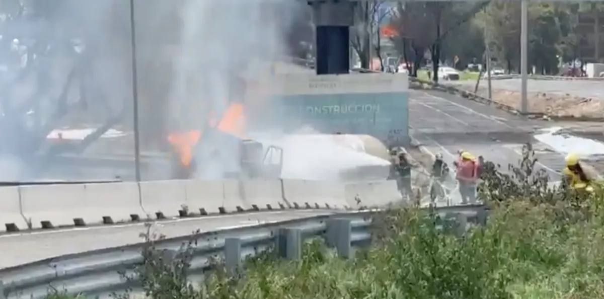 Los bomberos controlaron el incendio de tres pipas / Redes Sociales