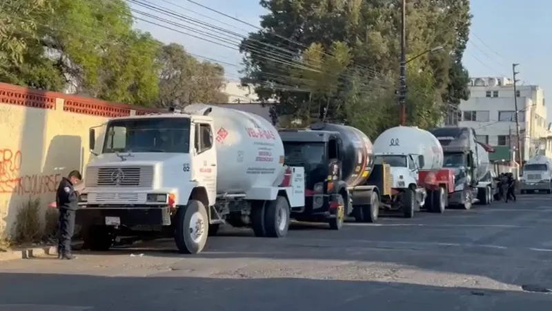 Las pipas deberán de circular a una velocidad baja / Redes Sociales