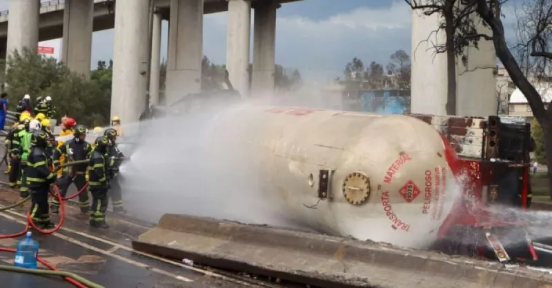 Las autoridades indican que el gas salió por el impacto en el tanque / Redes Sociales