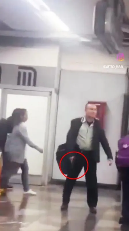 El hombre estaba discutiendo con otra persona y desenfundó su arma / Redes Sociales