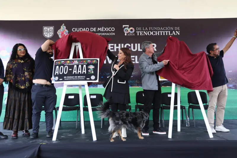 Clara Brugada presentó este día los modelos de las placas mundialistas / FB @ClaraBrugadaM