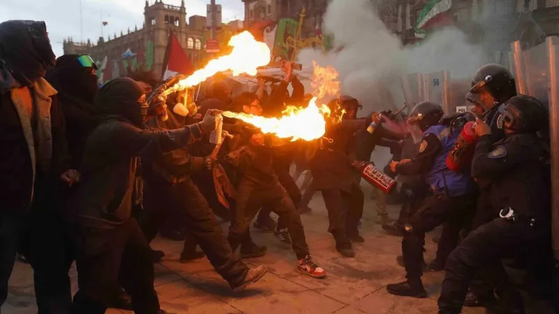 Los policías solo contuvieron las protestas pero no actuaron / Redes Sociales