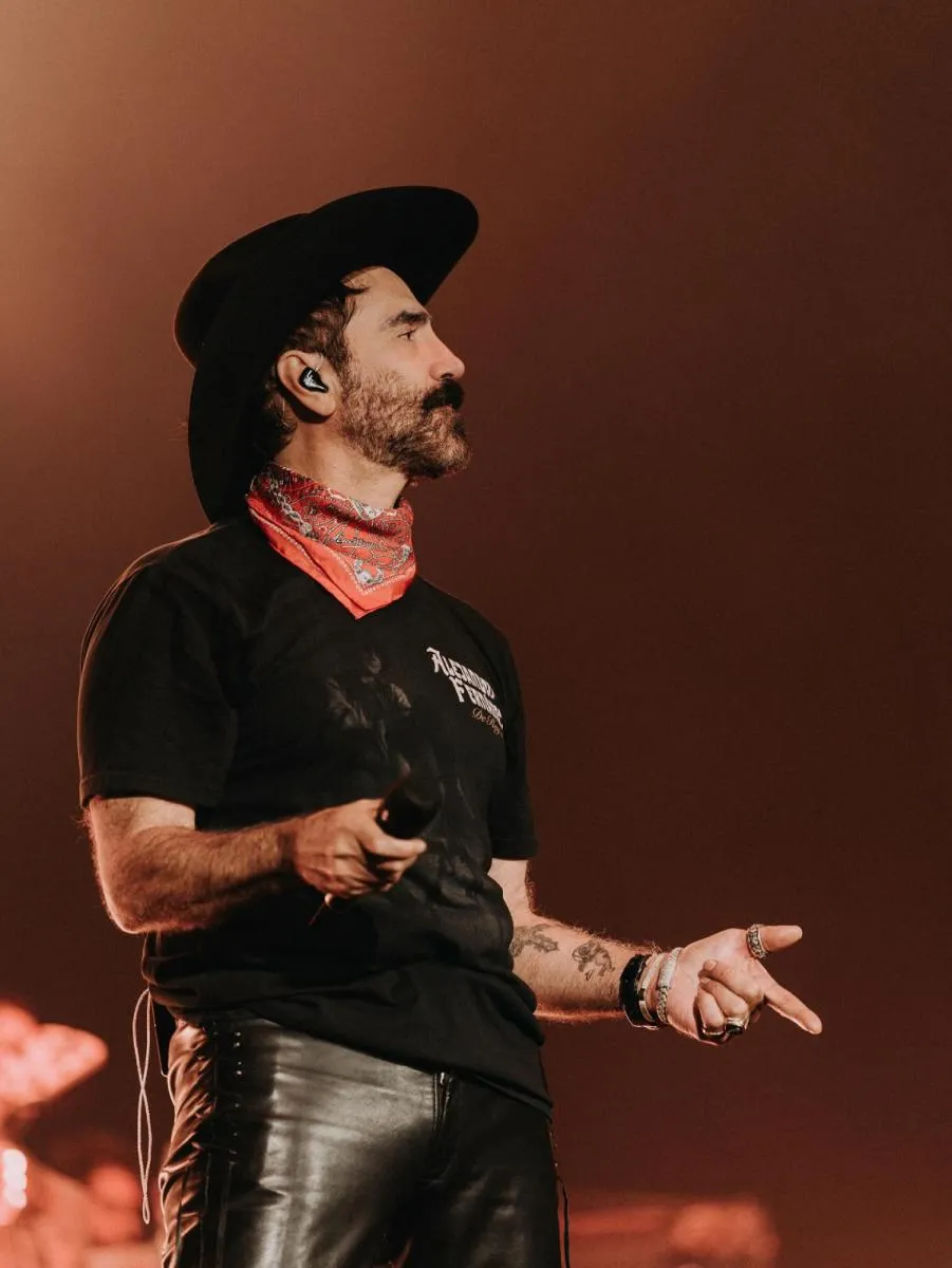 La próxima semana, el cantante regresará a los escenarios / FB: @alejandrofernandezoficial