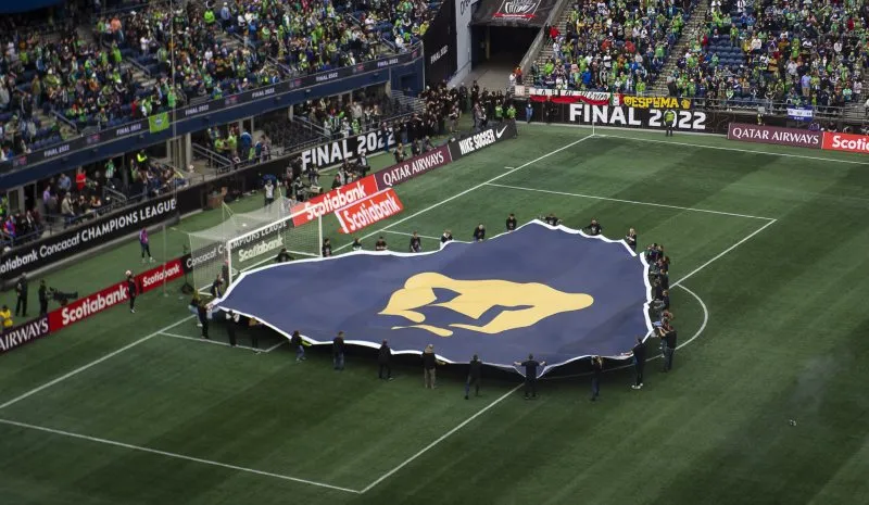 Escudo de Pumas en partido