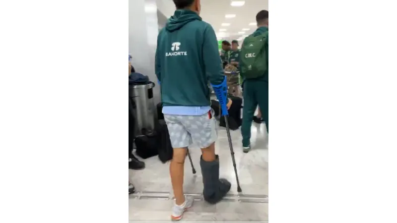 Llegó en muletas y con una bota