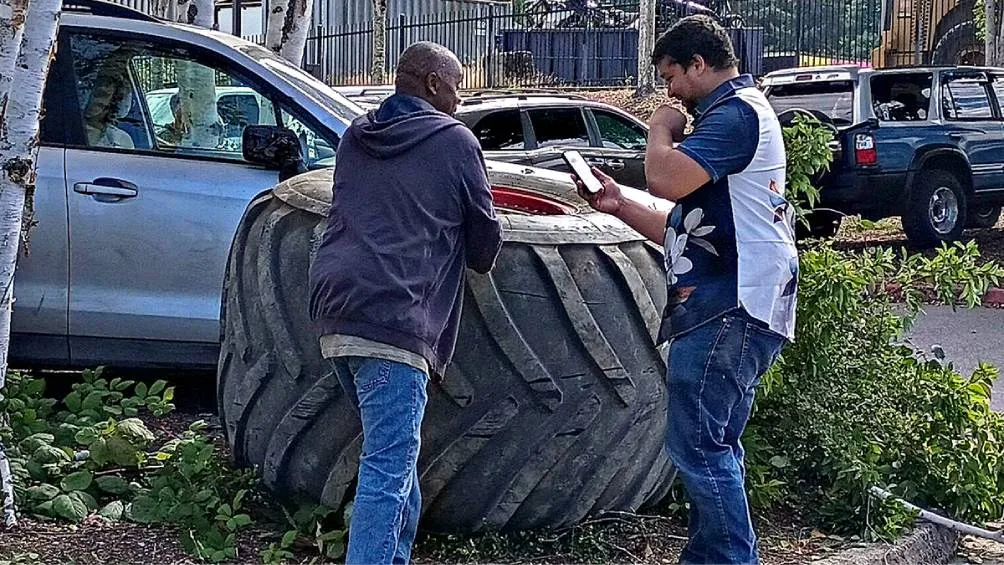 El neumático atravesó una valla de contención y terminó su recorrido en una zona de autos del público./ RS