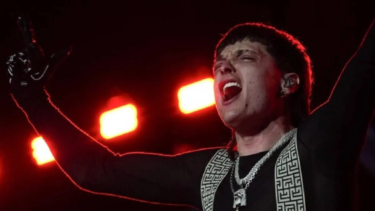 Peso Pluma se mantiene como una de las figuras con mayor proyección internacional dentro del regional mexicano. / AP