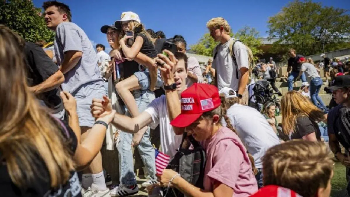 En el marco de la investigación, los agentes confirmaron el hallazgo de un rifle de cerrojo de alta potencia. / AP