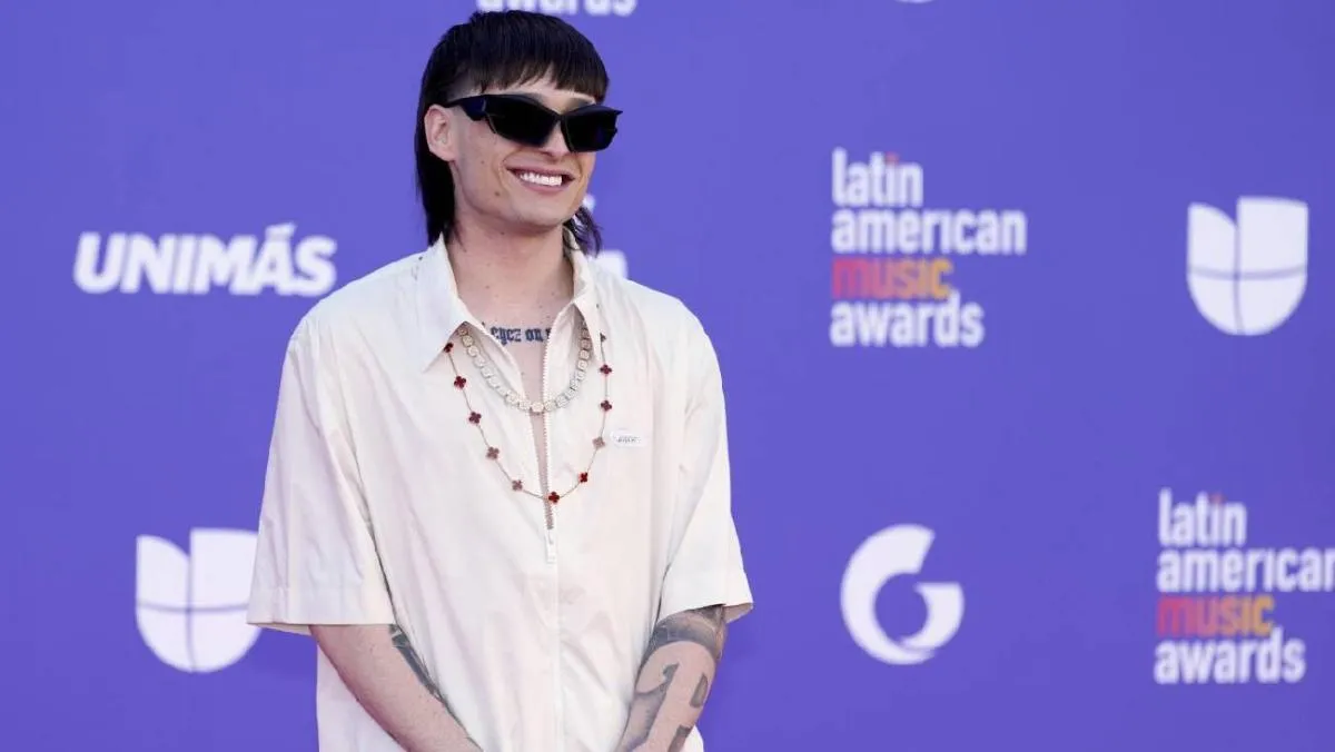 Su fusión de corridos tumbados con trap latino y reguetón le ha permitido conquistar audiencias globales . / AP