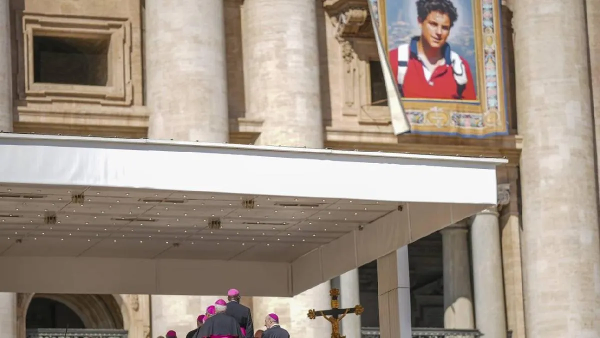 Con este hecho histórico, se convierte en el primer santo millennial reconocido oficialmente por la Iglesia. / AP