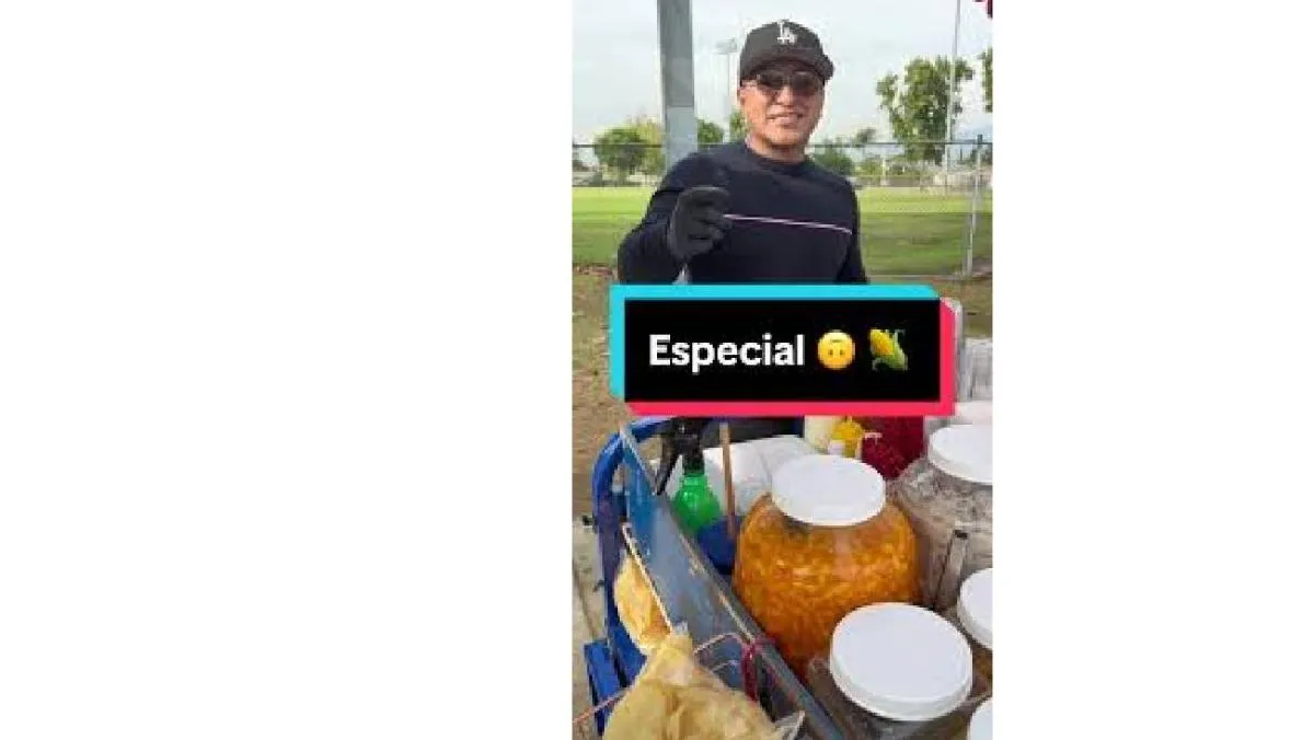 Elotero MX, un vendedor de elotes que ha ganado notoriedad en TikTok por mostrar su vida laboral. / Captura de pantalla