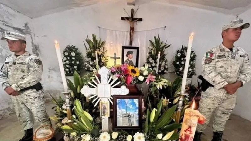 En su comunidad, amigos y vecinos despidieron a la joven con flores blancas y carteles que exigían verdad y justicia. / RS