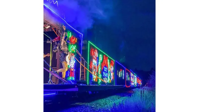 Miles de familias podrán ver el tren navideño de forma gratuita desde las zonas ferroviarias públicas./ CPKC